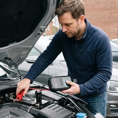 Booster de batterie voiture homme moteur