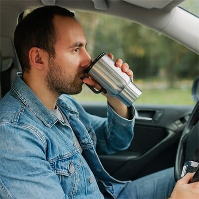 Bouilloire de voyage hommevoiture