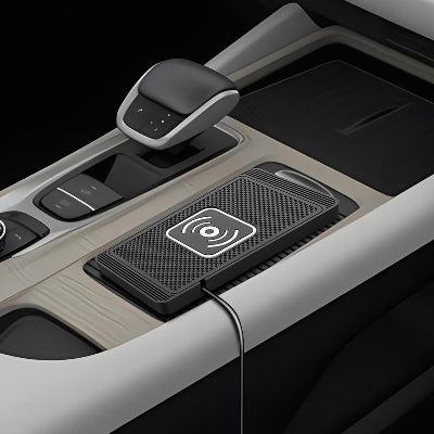 chargeur telephone voiture ChargeRide™ chargeur posé sur la console centrale de la voiture