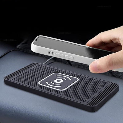 chargeur telephone voiture ChargeRide™ chargeur sur la console une main pose un  telephone dessus