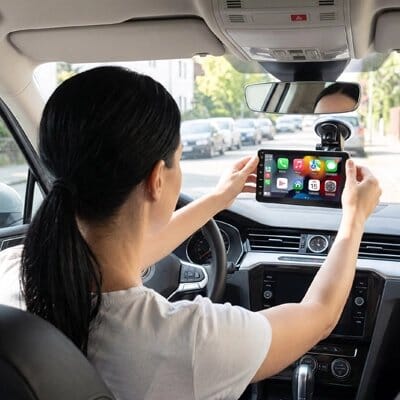 Ecran carplay femme brune