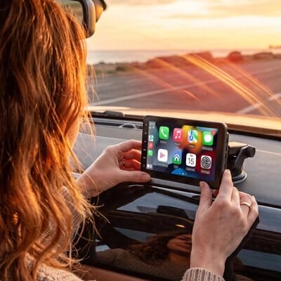 Ecran carplay femme rousse
