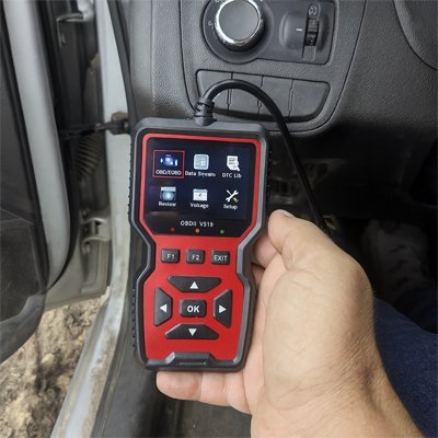 Valise diagnostic voiture main